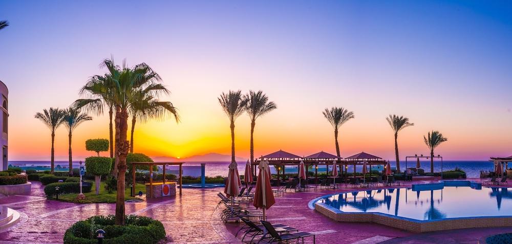 Renaissance Sharm El Sheikh Golden View Beach Resort Exterior photo Sunset at the Hilton Sharm El Sheikh