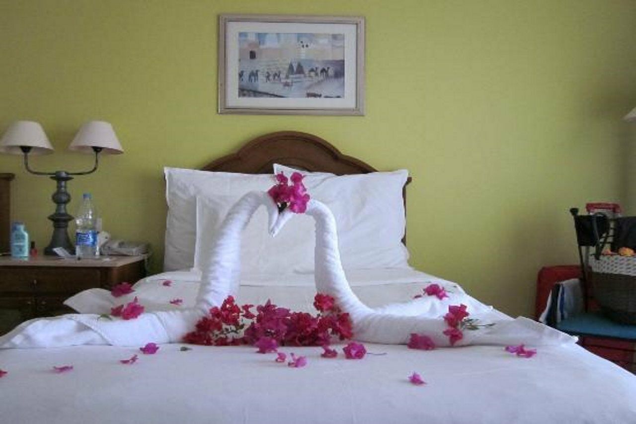 Renaissance Sharm El Sheikh Golden View Beach Resort Exterior photo A bed with a towel swan